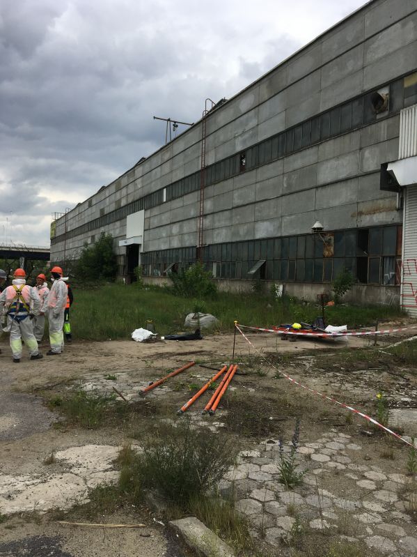 W minionym roku wykonywaliśmy demontaż elewacji azbestowej z hali, znajdującej się w Dąbrowie Górniczej. Hala została wykonana z płyt azbestowo-cementowych płaski. Podczas usuwania materiałów zawierających azbest zdemontowaliśmy ponad 1.300 m2 płyt azbestowo-cementowych. Usuwanie azbestu trwało 5 dni roboczych. Następnie zdemontowane odpady zostały przetransportowane na uprawnione składowisko odpadów azbestowych.